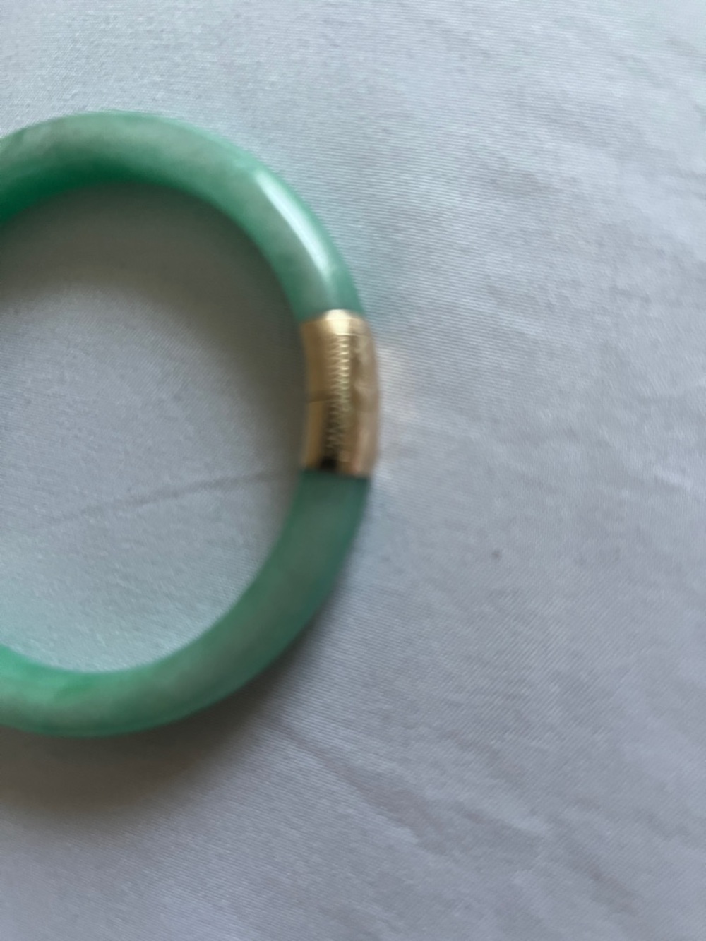 Chinese green jade hinged bangle bracelet often featuring 14K yellow gold - Picture 4 of 16